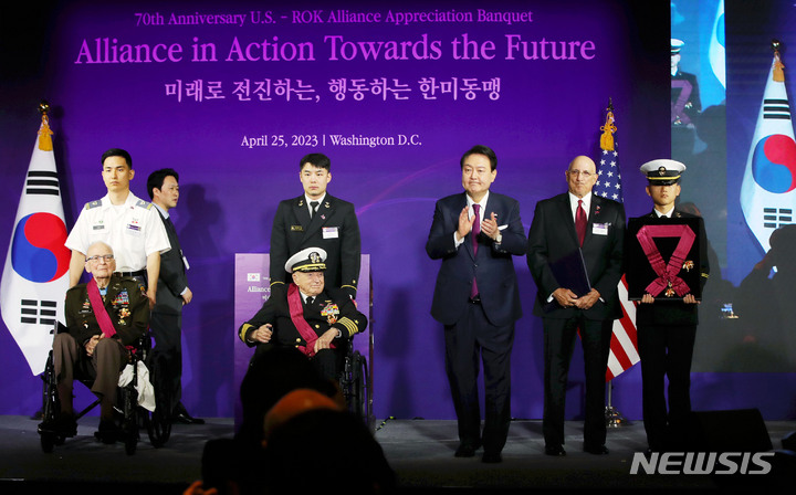 [워싱턴=뉴시스] 홍효식 기자 = 윤석열 대통령이 25일(현지시간) 워싱턴DC 한 호텔에서 열린 한미동맹 70주년 기념 오찬에서 랄프 퍼켓 예비역 육군 대령, 엘머 로이스 윌리엄스 예비역 해군 대령, 고(故) 발도메로 로페즈 중위의 조카인 조셉 로페즈에게 태극 무공훈장 증서를 수여한 뒤 박수를 보내고 있다. 2023.04.26. yesphoto@newsis.com