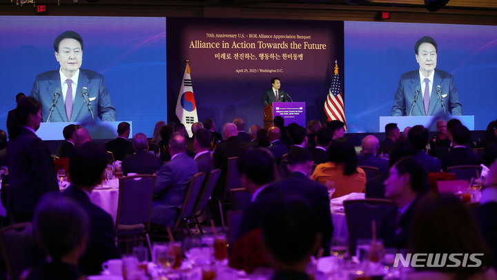 [워싱턴=뉴시스] 홍효식 기자 = 윤석열 대통령이 25일(현지시간) 워싱턴DC 한 호텔에서 열린 한미동맹 70주년 기념 오찬에서 오찬사하고 있다. 2023.04.26. yesphoto@newsis.com