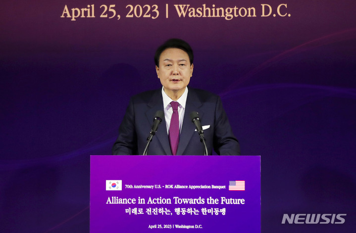 [워싱턴=뉴시스] 홍효식 기자 = 윤석열 대통령이 25일(현지시간) 워싱턴DC 한 호텔에서 열린 한미동맹 70주년 기념 오찬에서 오찬사하고 있다. 2023.04.26. yesphoto@newsis.com