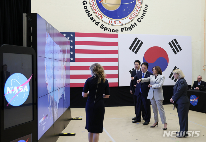 [워싱턴=뉴시스] 전신 기자 = 미국을 국빈 방문 중인 윤석열 대통령이 25일(현지시간) 워싱턴DC 인근의 미 항공우주국(NASA) 고다드 우주비행센터에서 카멀라 해리스 미국 부통령과 함께 브리핑을 받고 있다. 2023.04.26. photo1006@newsis.com