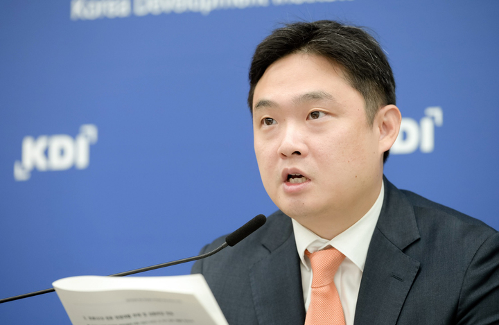 [세종=뉴시스] 강종민 기자 = 김미루 KDI 연구위원이 세종시 정부세종청사에서 브리핑하고 있다. (사진=KDI 제공). 2023.04.26. photo@newsis.com *재판매 및 DB 금지
