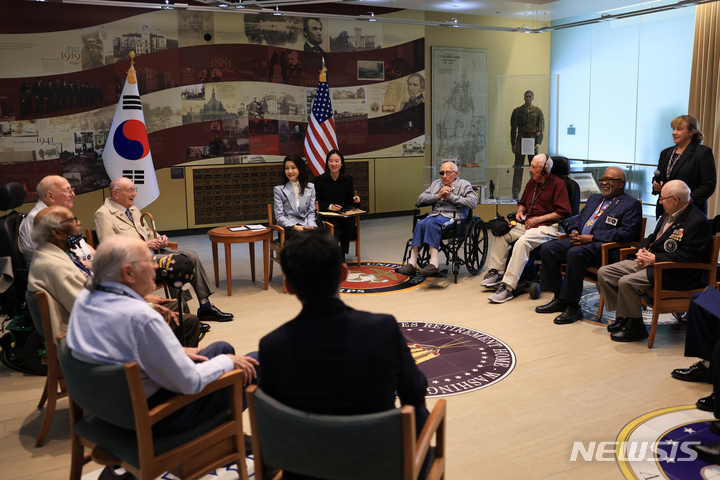 [워싱턴=뉴시스] 전신 기자 = 윤석열 대통령 부인 김건희 여사가 25일(현지시간) 워싱턴DC 보훈요양원을 방문해 한국전 참전용사와 간담회를 하고 있다. (공동취재) 2023.04.26. photo1006@newsis.com