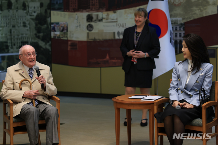 [워싱턴=뉴시스] 전신 기자 = 윤석열 대통령 부인 김건희 여사가 25일(현지시간) 워싱턴DC 보훈요양원을 방문해 한국전 참전용사와 간담회를 하고 있다. (공동취재) 2023.04.26. photo1006@newsis.com