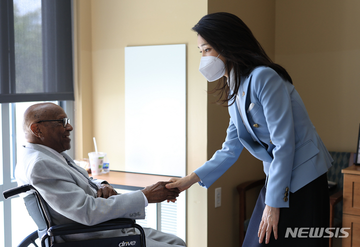 [워싱턴=뉴시스] 전신 기자 = 윤석열 대통령 부인 김건희 여사가 25일(현지시간) 워싱턴DC 보훈요양원을 방문해 한국전 참전용사인 로렌스 스프릭스와 인사하고 있다. (공동취재) 2023.04.26. photo1006@newsis.com