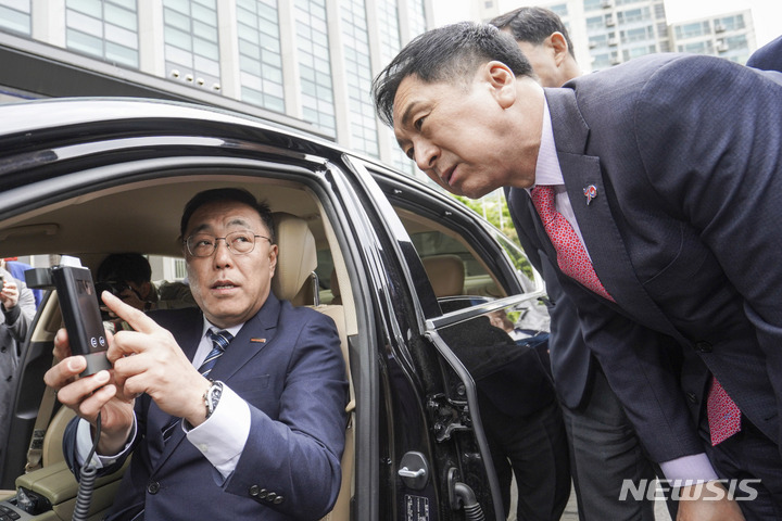[서울=뉴시스] 추상철 기자 = 김기현 국민의힘 대표가 26일 오전 서울 마포구 마포경찰서에서 열린 '민생해결사 국민의힘이 간다, 음주운전 방지 현장 방문'에서 음주운전 방지 장치를 시연하고 있다. 2023.04.26. (공동취재사진) photo@newsis.com