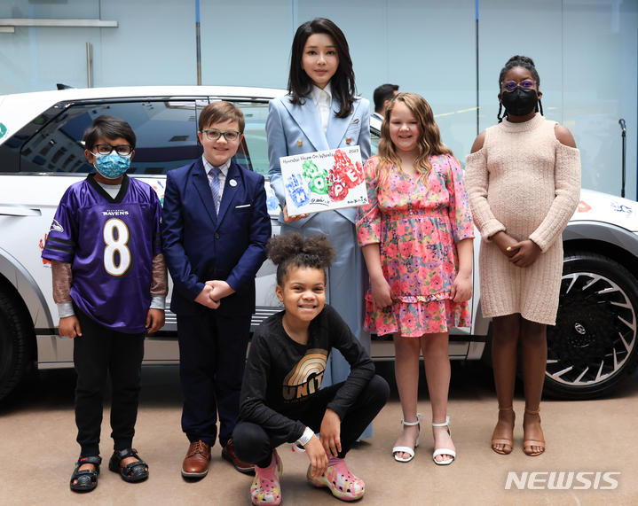 [워싱턴=뉴시스] 전신 기자 = 윤석열 대통령 부인 김건희 여사가 25일(현지시간) 워싱턴DC 국립어린이병원에서 열린 현대자동차의 '호프 온 휠스' 특별후원 기념행사에 참석해 어린이 홍보대사들과 기념촬영하고 있다. (공동취재) 2023.04.26. photo1006@newsis.com
