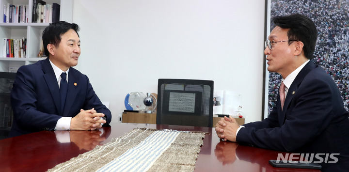 [서울=뉴시스] 추상철 기자 = 원희룡 국토교통부 장관이 지난 26일 오후 서울 여의도 국회에서 '전세사기 특별법' 관련 논의를 위해 김민석 더불어민주당 정책위의장과 만나 대화하고 있다. 2023.04.26. scchoo@newsis.com