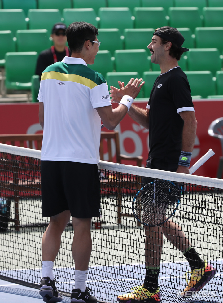 [서울=뉴시스] 조수정 기자 = 26일 서울 올림픽공원 테니스경기장에서 열린 '남자프로테니스(ATP) 서울오픈챌린저' 단식 32강 경기에서 정현이 호주 조던 톰프슨을 상대로 2년 7개월만의 단식 복귀전을 치른 뒤 인사를 나누고 있다. 2023.04.26. chocrystal@newsis.com