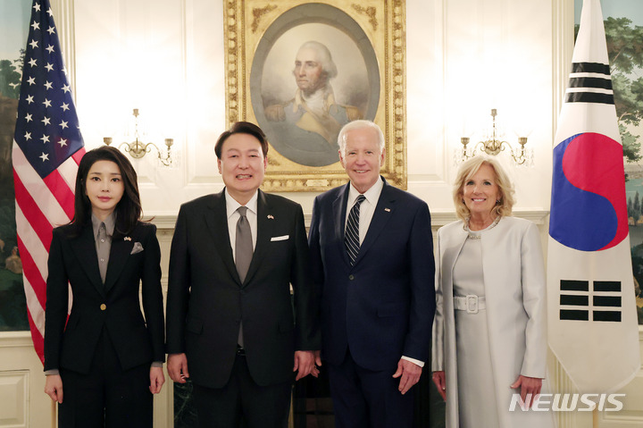 [워싱턴=뉴시스] 전신 기자 = 윤석열 대통령과 부인 김건희 여사가 25일(현지시간) 백악관 관저를 방문해 조 바이든 미국 대통령 부부와 기념촬영하고 있다. (공동취재) 2023.04.26. photo1006@newsis.com