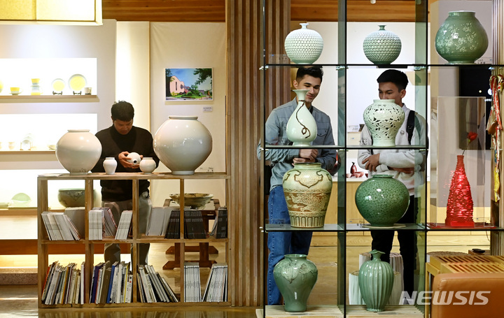[이천=뉴시스] 김종택 기자 = 제37회 이천도자기축제가 열린 26일 경기도 이천시 신둔면 예스파크에서 관람객들이 전시된 도자기를 살펴보고 있다. 다음달 7일까지 12일간 열리는 이천도자기축제는 국내에서 가장 오랜 역사와 규모를 자랑하고 있다. 2023.04.26. jtk@newsis.com