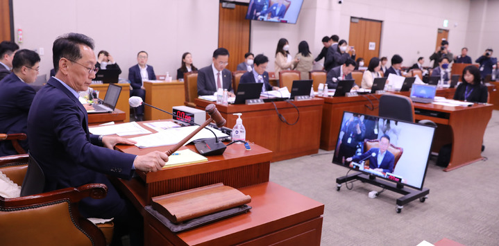 [서울=뉴시스] 전진환 기자 = 김도읍 법사위원장이 26일 오후 서울 여의도 국회에서 열린 법제사법위원회 전체회의에서 의사봉을 두드리고 있다. 2023.04.26. amin2@newsis.com