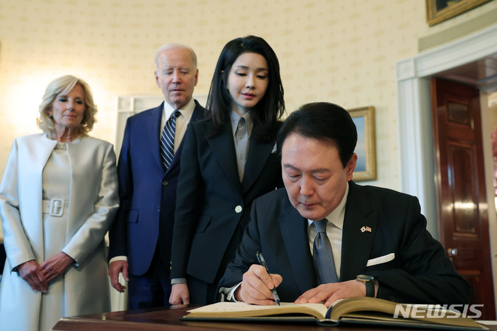 [워싱턴=뉴시스] 전신 기자 = 윤석열 대통령이 25일(현지시간) 백악관 관저에서 방명록을 작성하고 있다. (공동취재) 2023.04.26. photo1006@newsis.com