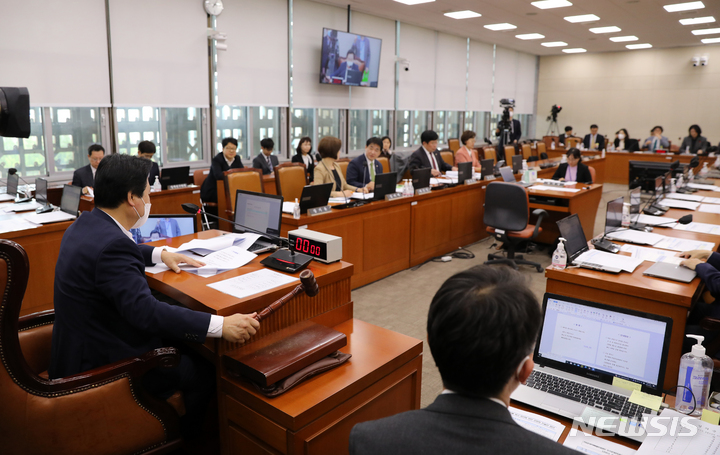 [서울=뉴시스] 고범준 기자 = 서울 여의도 국회에서 열린 연금개혁특별위원회 전체회의에서 기금운용 수익률 제고 방안에 관한 공청회가 진행되고 있다. 2023.04.26. bjko@newsis.com