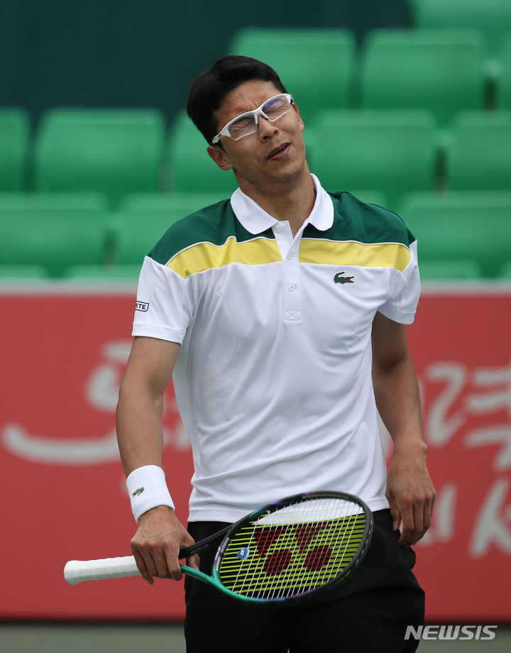 [서울=뉴시스] 조수정 기자 = 26일 서울 올림픽공원 테니스경기장에서 열린 '남자프로테니스(ATP) 서울오픈챌린저' 단식 32강 경기에서 정현이 호주 조던 톰프슨을 상대로 2년 7개월만의 단식 복귀전을 치르며 실점에 아쉬워 하고 있다. 2023.04.26.chocrystal@newsis.com