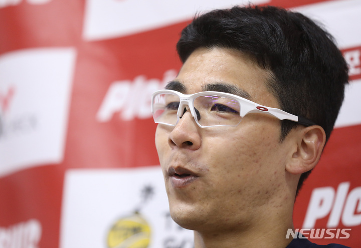 [서울=뉴시스] 조수정 기자 = 26일 서울 올림픽공원 테니스경기장에서 열린 '남자프로테니스(ATP) 서울오픈챌린저' 단식 32강 경기에서 정현이 호주 조던 톰프슨을 상대로 2년 7개월만의 단식 복귀전을 치른 뒤 인터뷰 하고 있다. 2023.04.26.chocrystal@newsis.com