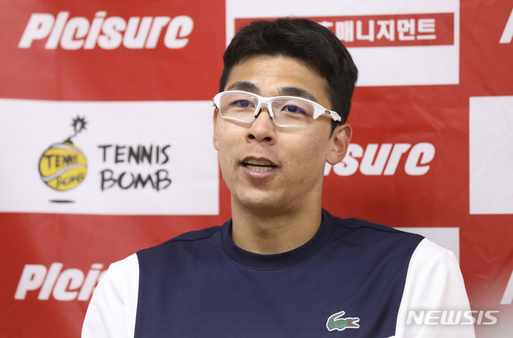 [서울=뉴시스] 조수정 기자 = 26일 서울 올림픽공원 테니스경기장에서 열린 '남자프로테니스(ATP) 서울오픈챌린저' 단식 32강 경기에서 정현이 호주 조던 톰프슨을 상대로 2년 7개월만의 단식 복귀전을 치른 뒤 인터뷰 하고 있다. 2023.04.26.chocrystal@newsis.com