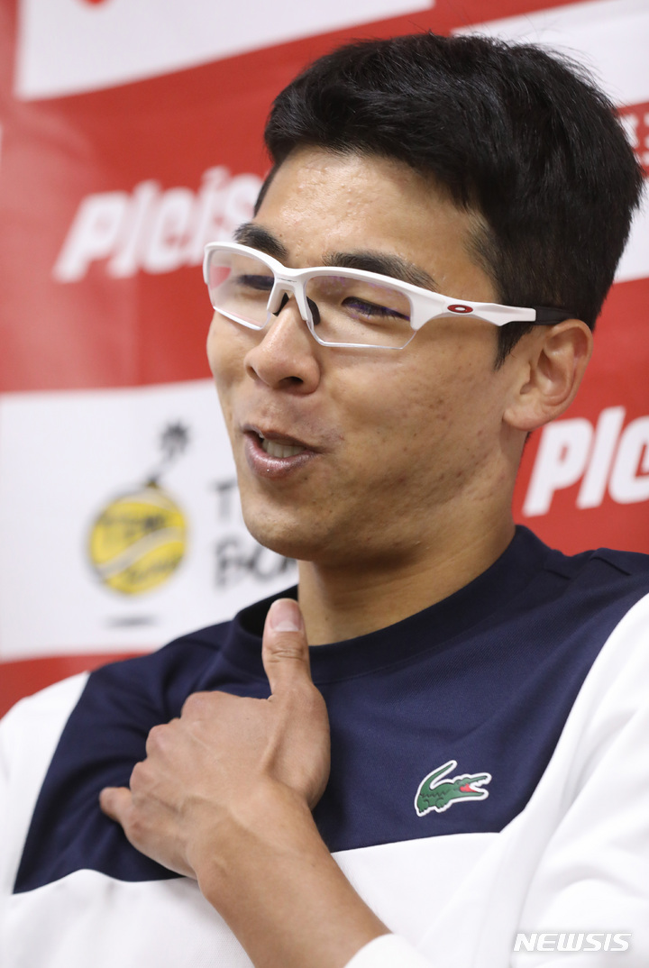 [서울=뉴시스] 조수정 기자 = 26일 서울 올림픽공원 테니스경기장에서 열린 '남자프로테니스(ATP) 서울오픈챌린저' 단식 32강 경기에서 정현이 호주 조던 톰프슨을 상대로 2년 7개월만의 단식 복귀전을 치른 뒤 인터뷰 하고 있다. 2023.04.26.chocrystal@newsis.com