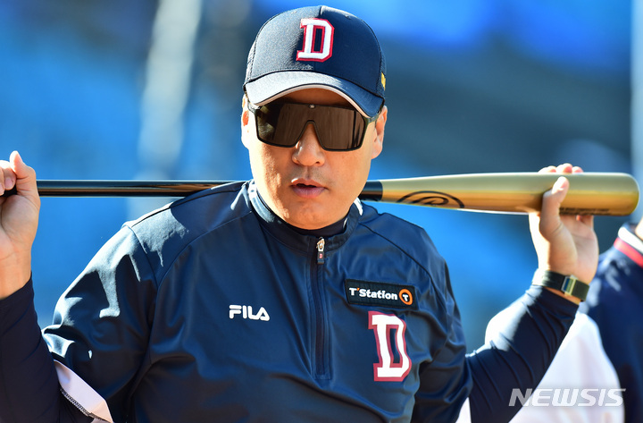 [대구=뉴시스] 이무열 기자 = 26일 오후 대구 삼성라이온즈파크에서 열린 프로야구 신한은행 SOL 2023 KBO리그 삼성 라이온즈와 두산 베어스의 경기, 이승엽 두산 감독이 선수들의 훈련을 지켜보고 있다. 2023.04.26. lmy@newsis.com