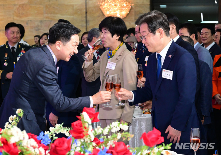 [서울=뉴시스] 국회사진기자단 = 김기현 국민의힘 대표와 이재명 더불어민주당 대표가 26일 국회 로텐더홀에서 열린 국회의장-국무총리 공동 주최 한미동맹 70주년 기념 리셉션에서 건배하고 있다. 2023.04.26. photo@newsis.com