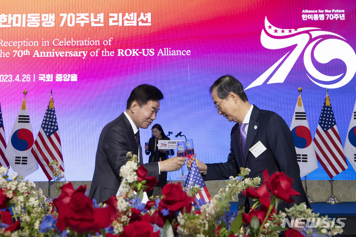 [서울=뉴시스] 국회사진기자단 = 김진표 국회의장과 한덕수 국무총리가 26일 오후 서울 여의도 국회 로텐더 홀에서 열린 한미동맹 70주년 기념 리셉션 행사에서 건배하고 있다. 2023.04.26. photo@newsis.com
