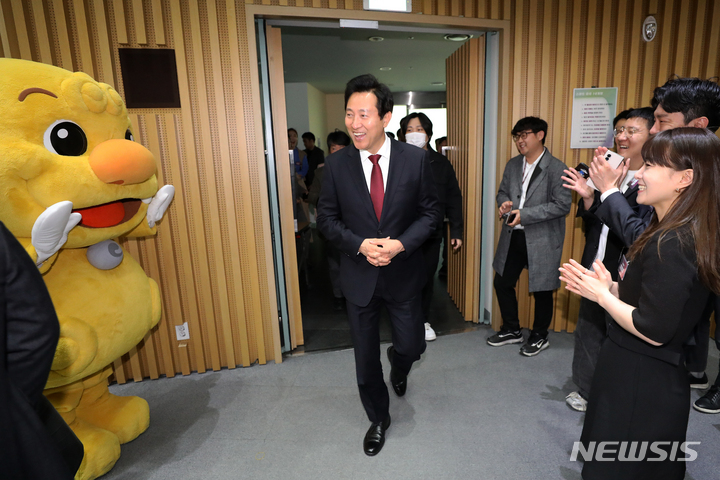 [서울=뉴시스] 조성우 기자 = 오세훈 서울시장이 26일 오후 서울 중구 시청에서 열린 미래서울전략회의 최종보고회에 참석하고 있다. 2023.04.26. xconfind@newsis.com