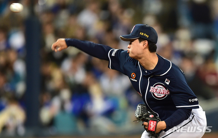 [대구=뉴시스] 이무열 기자 = 26일 오후 대구 삼성라이온즈파크에서 열린 프로야구 신한은행 SOL 2023 KBO리그 삼성 라이온즈와 두산 베어스의 경기, 7회말 교체된 두산 최지강이 역투하고 있다. 2023.04.26. lmy@newsis.com