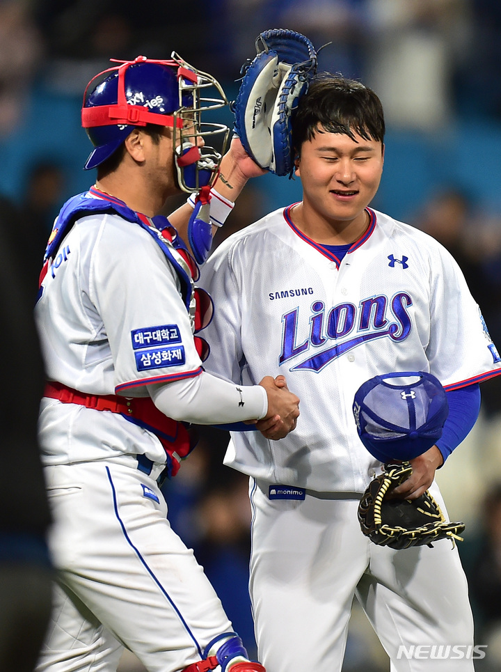 [대구=뉴시스] 이무열 기자 = 26일 오후 대구 삼성라이온즈파크에서 열린 프로야구 신한은행 SOL 2023 KBO리그 삼성 라이온즈와 두산 베어스의 경기, 1대0으로 승리한 삼성 마무리 투수 이승현과 포수 강민호가 기뻐하고 있다. 2023.04.26. lmy@newsis.com