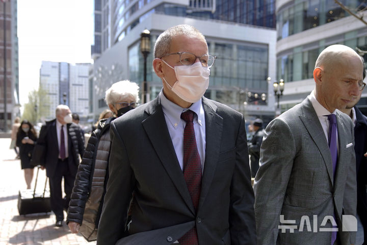 [보스턴=AP/뉴시스] 중국으로부터 지원받은 사실을 숨겨 2021년 유죄판결을 받았던 찰스 리버(66·왼쪽) 전 하버드대 교수가 중국 최고 명문대인 칭화대 석좌교수로 부임했다. 사진은 리버 교수가 2023년 4월26일 보스턴 법원을 떠나는 모습. 2025.05.02 