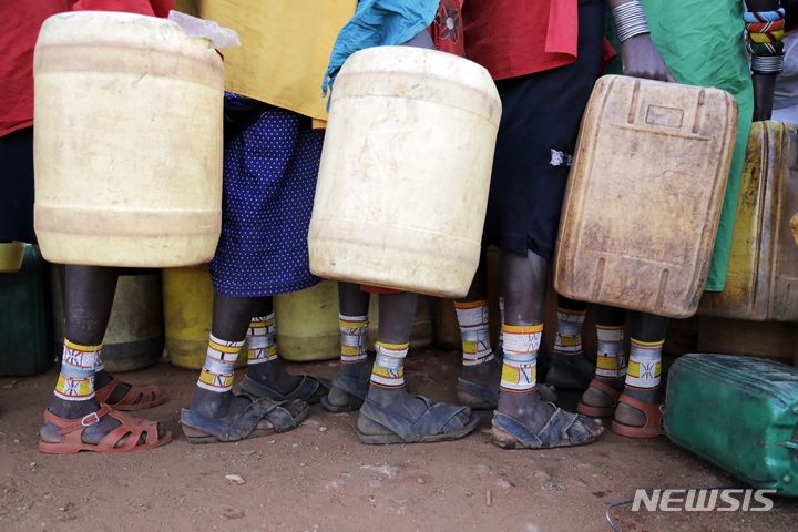 [삼부루( 케냐)=AP/뉴시스]&nbsp; 아프리카 케냐의 삼부루 주에서 가뭄으로 인해 한 초등학교의 수도 앞에 물을 구하기 위해 줄을 선 여성들. 2026.03.13.