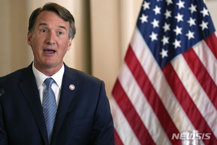 [도쿄=AP/뉴시스]글렌 영킨 미 버지니아 주지사가 27일 일본 도쿄에서 진행된 반도체 공급망 등 경제 문제에 관한 미일 협력 기자회견에서 발언하는 모습. 2023.04.27.