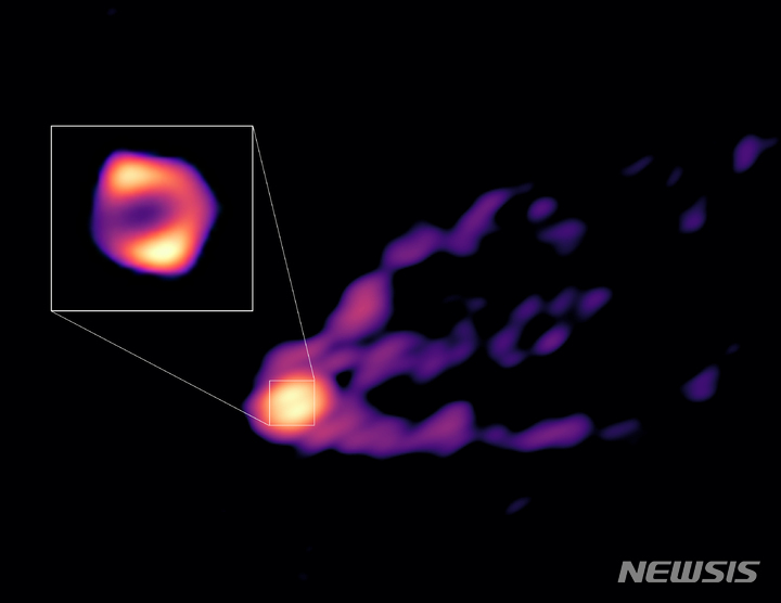 [서울=뉴시스]GMVA+ALMA로 관측한 M87 블랙홀. 흡수된 기체들이 회전하는 부착원반 구조와 제트 분출 현상이 담겨 있다. (사진=천문연 제공)