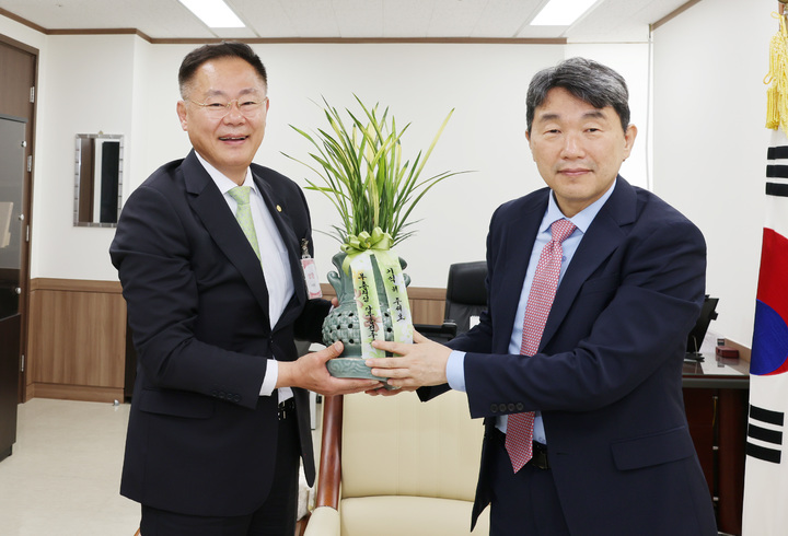 김재욱 군수가 이주호 부총리에게 동양란을 선물하고 있다 (사진=칠곡군 제공) *재판매 및 DB 금지