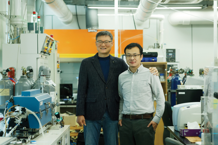 [울산=뉴시스] UNIST 연구진. 사진 왼쪽부터 백종범 교수, 가오펑한 연구원 *재판매 및 DB 금지