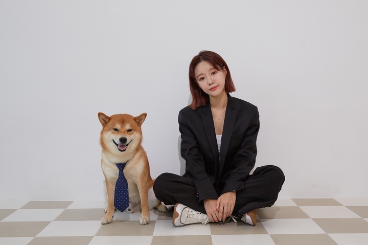 [서울=뉴시스] '지유개' 채널의 이지유(35)와 그의 반려견 이치(시바견 종) (사진=지유개 제공) 2023.04.27 photo@newsis.com *재판매 및 DB 금지