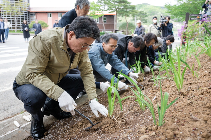 [뉴시스=청양]식물을 심는 김돈곤 청양군수.(사진=청양군) *재판매 및 DB 금지