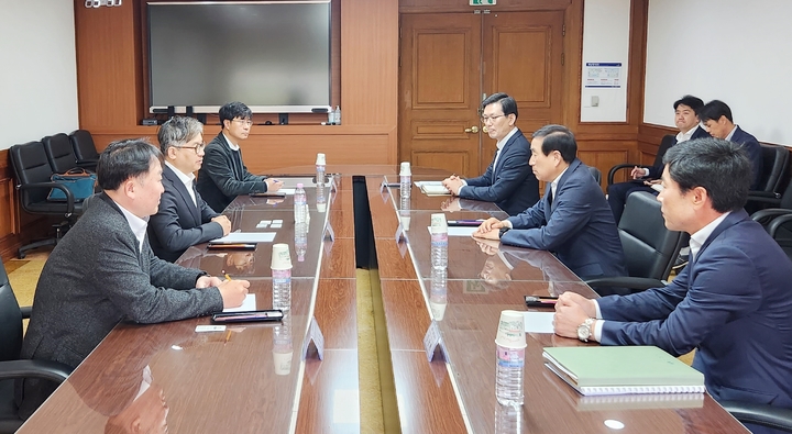 충북 충주 드림파크 산업단지 조성사업 건설출자사인 HDC현대산업개발 최익훈 대표이사 등 관계자들이 27일 충주시를 방문해 조길형 시장 등 시 관계자들과 산단 조성사업에 대한 의견을 나누고 있다. (사진=충주시 제공) *재판매 및 DB 금지