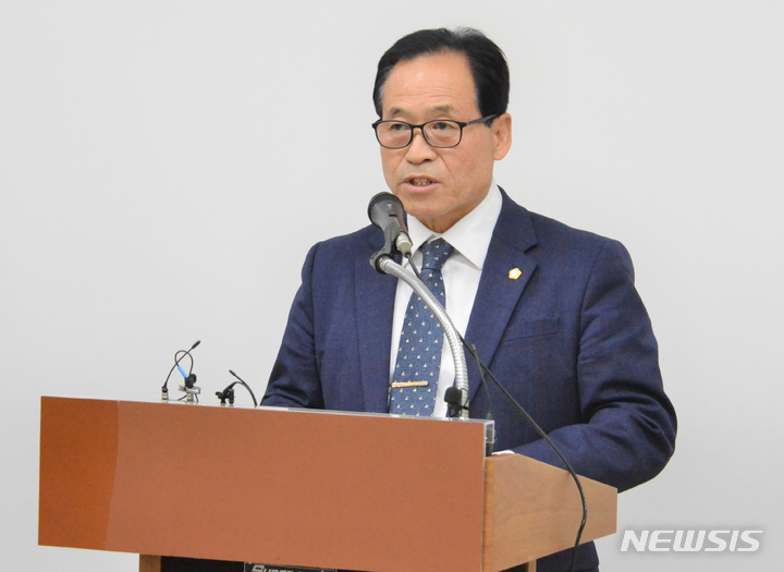 [청주=뉴시스] 2023년 4월27일 더불어민주당 탈당 입장을 밝히는 임정수 충북 청주시의원. (사진=뉴시스DB)