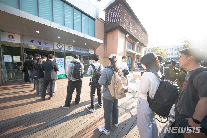 [전주=뉴시스]윤난슬 기자 = 전북대는 남원지역의 농업회사법인인 (유)술소리가 '1000원의 아침밥'에 도움이 되고 싶다며 500만원의 발전기금을 기부했다고 27일 밝혔다.(사진=전북대 제공)