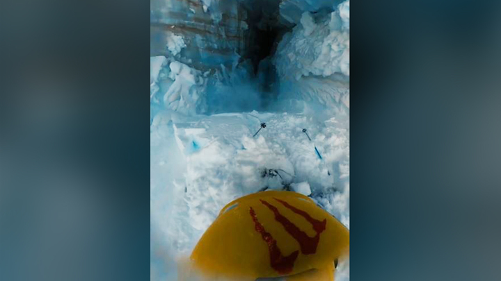 알프스에서 하산길을 질주하던 스키어가 빙하에 생긴 깊은 크레바스로 추락하는 아찔한 영상이 공개됐다. 출처 : Instagram @lespowtos *재판매 및 DB 금지