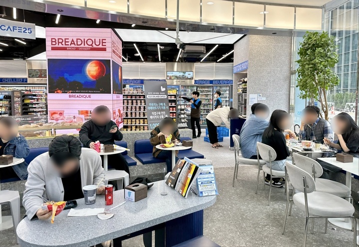 서울 송파구에 위치한 GS25편의점에서 인근 직장인들이 도시락으로 점심 끼니를 해결하고 있다.(사진=이지영 기자) *재판매 및 DB 금지