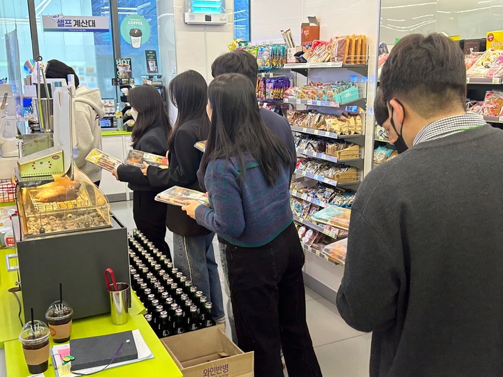 서울 강남구 역삼동에 위치한 CU편의점에서 인근 직장인들이 도시락으로 점심 끼니를 해결하고 있다. (사진=이지영기자) *재판매 및 DB 금지