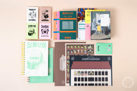 [서울=뉴시스] 민음사의 유료 멤버십 서비스 ‘민음북클럽’ 회원에게 제공하는 민음북클럽 굿즈(사진=민음사 제공) 2023.04.27. photo@newsis.com *재판매 및 DB 금지