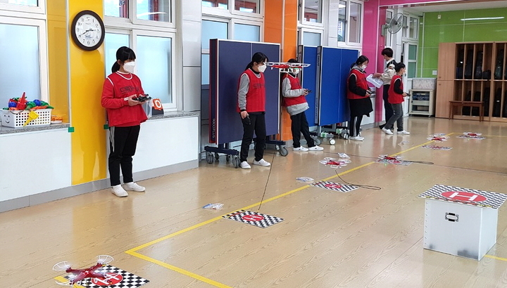 지난해 남원에 진행된 중학생 대상 '찾아가는 진로탐색 드론체험 및 드론대회'에서 참여한 학생들이 안정적인 드론 착륙을 시도하고 있다. *재판매 및 DB 금지