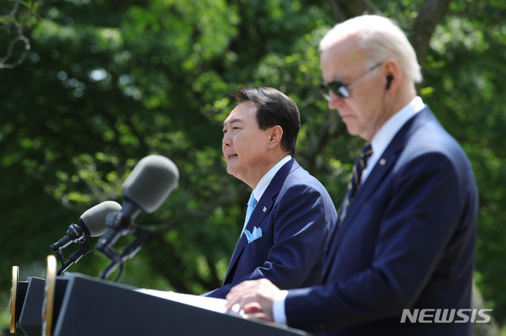 [워싱턴=뉴시스] 홍효식 기자 = 윤석열 대통령과 조 바이든 미국 대통령이 26일(현지시간) 워싱턴DC 백악관 로즈가든에서 공동기자회견을 하고 있다. 2023.04.27. yesphoto@newsis.com