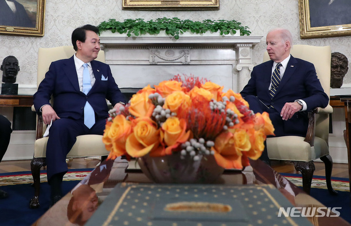 [워싱턴=뉴시스] 홍효식 기자 = 윤석열 대통령과 조 바이든 미국 대통령이 26일(현지시간) 워싱턴DC 백악관에서 소인수 정상회담을 하고 있다. 2023.04.27. yesphoto@newsis.com