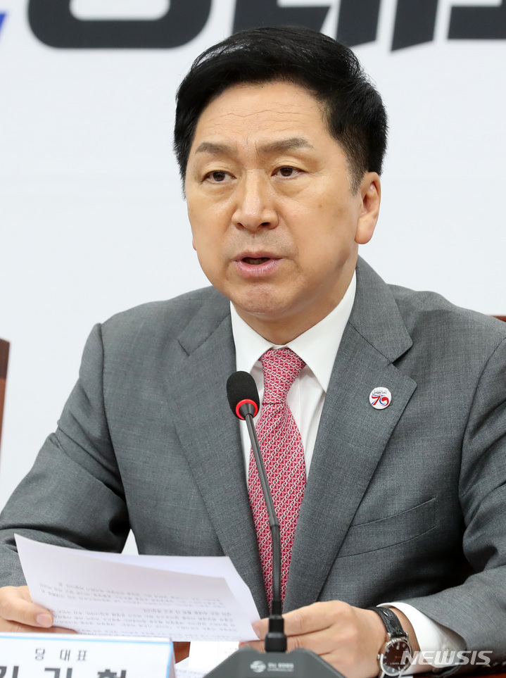 [서울=뉴시스] 이영환 기자 = 김기현 국민의힘 대표가 27일 오전 서울 여의도 국회에서 열린 최고위원회의에서 발언을 하고 있다. 2023.04.27. 20hwan@newsis.com