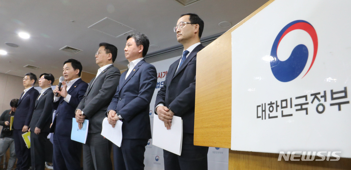 [서울=뉴시스] 김명원 기자 = 원희룡 국토교통부 장관이 27일 오전 서울 종로구 정부서울청사에서 전세사기 피해자 지원방안 관련 기자들의 질문에 답하고 있다. 2023.04.27. kmx1105@newsis.com