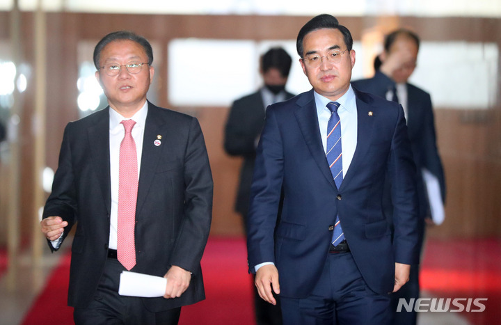 [서울=뉴시스] 추상철 기자 = 윤재옥 국민의힘 원내대표와 박홍근 더불어민주당 원내대표가 27일 오후 서울 여의도 국회에서 김진표 국회의장 주재 원내대표 회동을 마친 후 이동하고 있다. 2023.04.27. scchoo@newsis.com