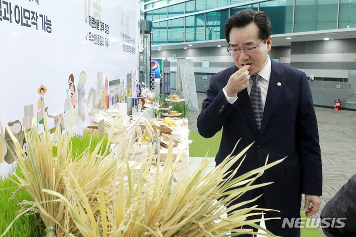 [서울=뉴시스] 최동준 기자 = 가루쌀 산업 활성화 미래 비전 선포식에 참석한 정황근 농림축산식품부 장관. 2023.04.27. photocdj@newsis.com