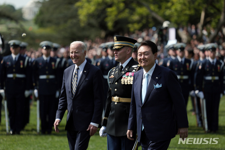 [워싱턴=뉴시스] 홍효식 기자 = 윤석열 대통령과 조 바이든 미국 대통령이 지난 26일(현지시간) 워싱턴DC 백악관에서 공식 환영식을 하고 있다. (공동취재) 2023.04.28. yesphoto@newsis.com